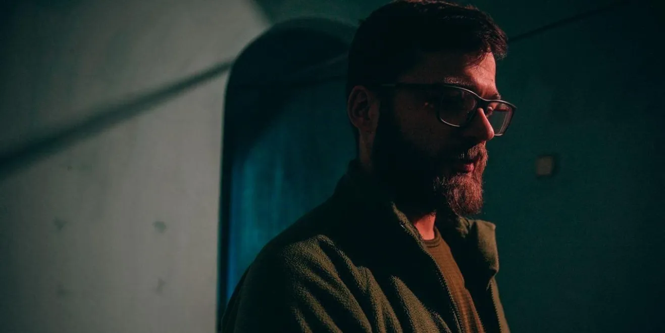 Михайло Бутко за освітою — магістр за спеціальністю «Землеустрій та кадастр», закінчив Національний університет біоресурсів і природокористування України. Чотири роки працював на фермі в Данії, звідки й походить його позивний. Після повернення в Україну був проєктним менеджером у відомому архітектурному бюро balbek bureau. Свою військову підготовку Михайло пройшов на військовій кафедрі НУБіП, отримавши офіцерське звання ще у 2012 році.