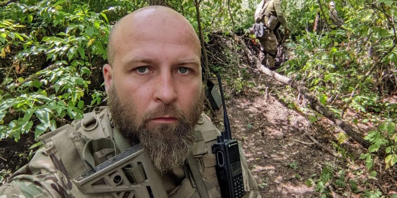 До початку повномасштабного вторгнення Сергій Смолярук мав чималий досвід як у військовій, так і в цивільній сфері. Він працював у правоохоронних органах, займався організаційною роботою з людьми та мав стійкий авторитет у колективах. Військовий шлях «Брата» розпочався у 2003 році в навчальному центрі ВМС ЗСУ. У 2005–2012 роках Сергій служив у органах внутрішніх справ.
