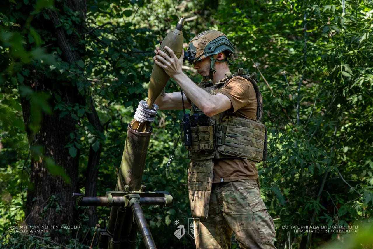 Мінометник бригади Любарт заряджає міномет