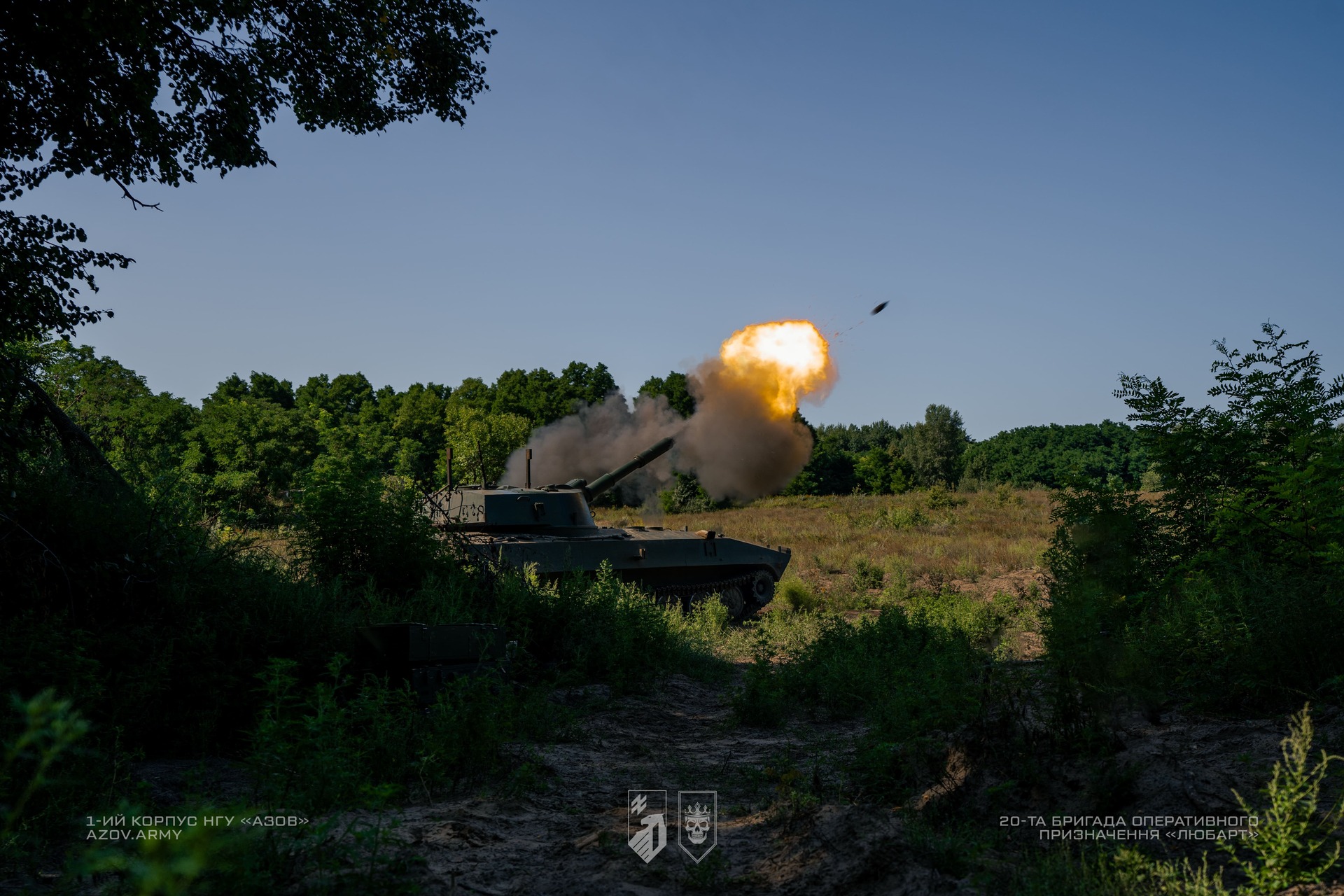 САУ виконує постріл на галявині поряд з лісом