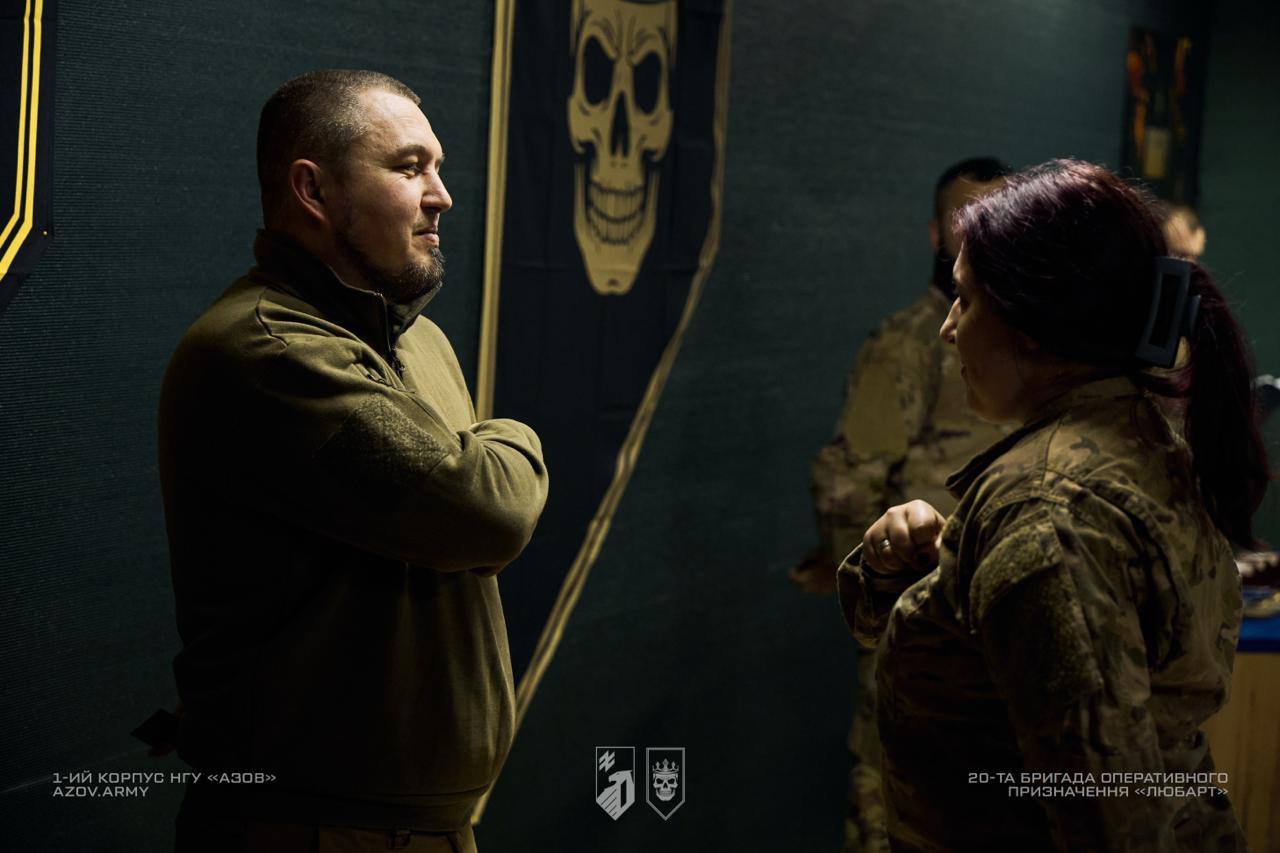 Жінка-військовослужбовець віддає честь командиру бригади