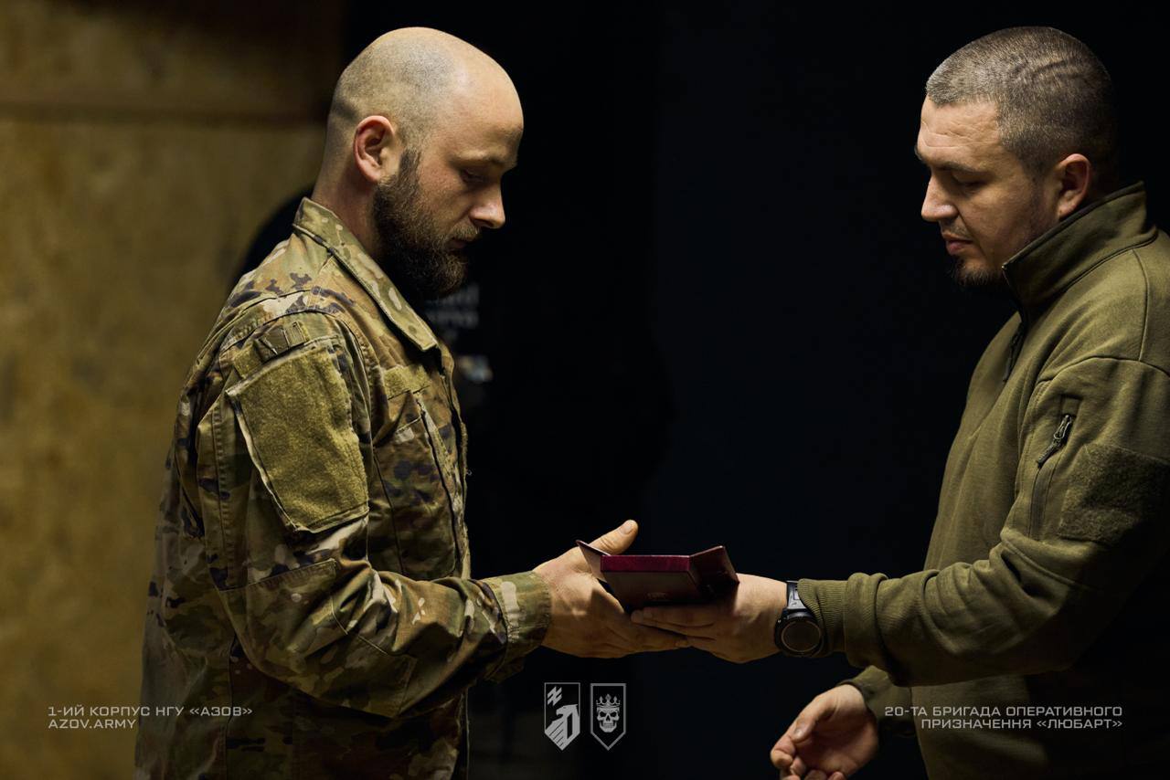 Командир бригади Любарт передає нагороду військовослужбовцю