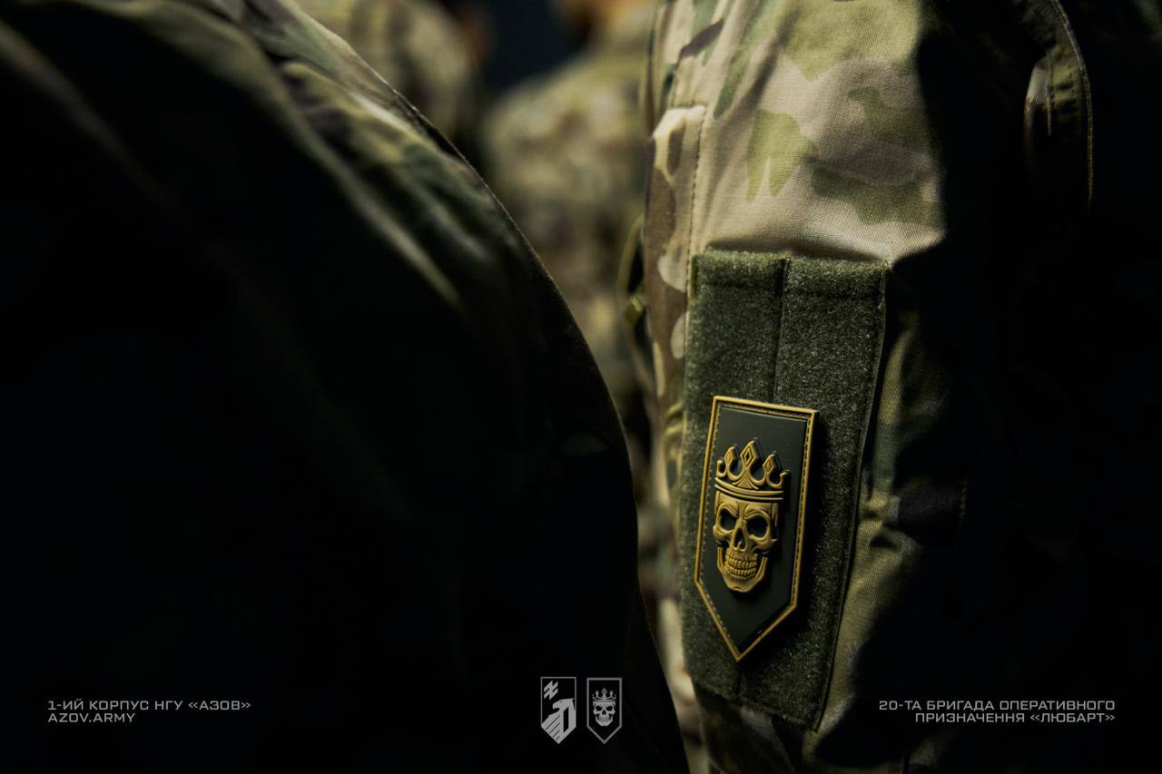 Нарукавний знак бригади Любарт на військовослужбовці у строю