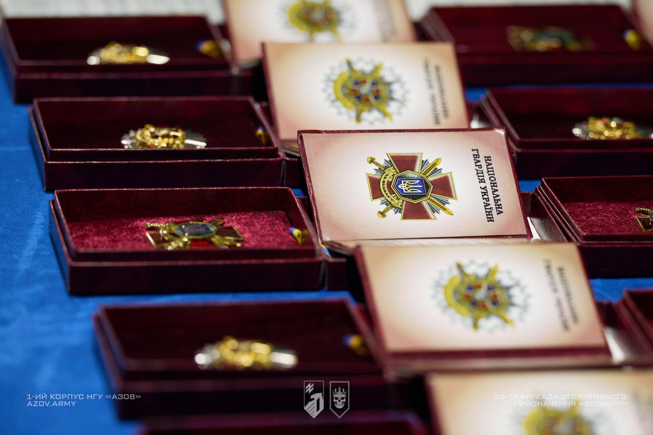 Нагороди викладені на стіл перед врученням