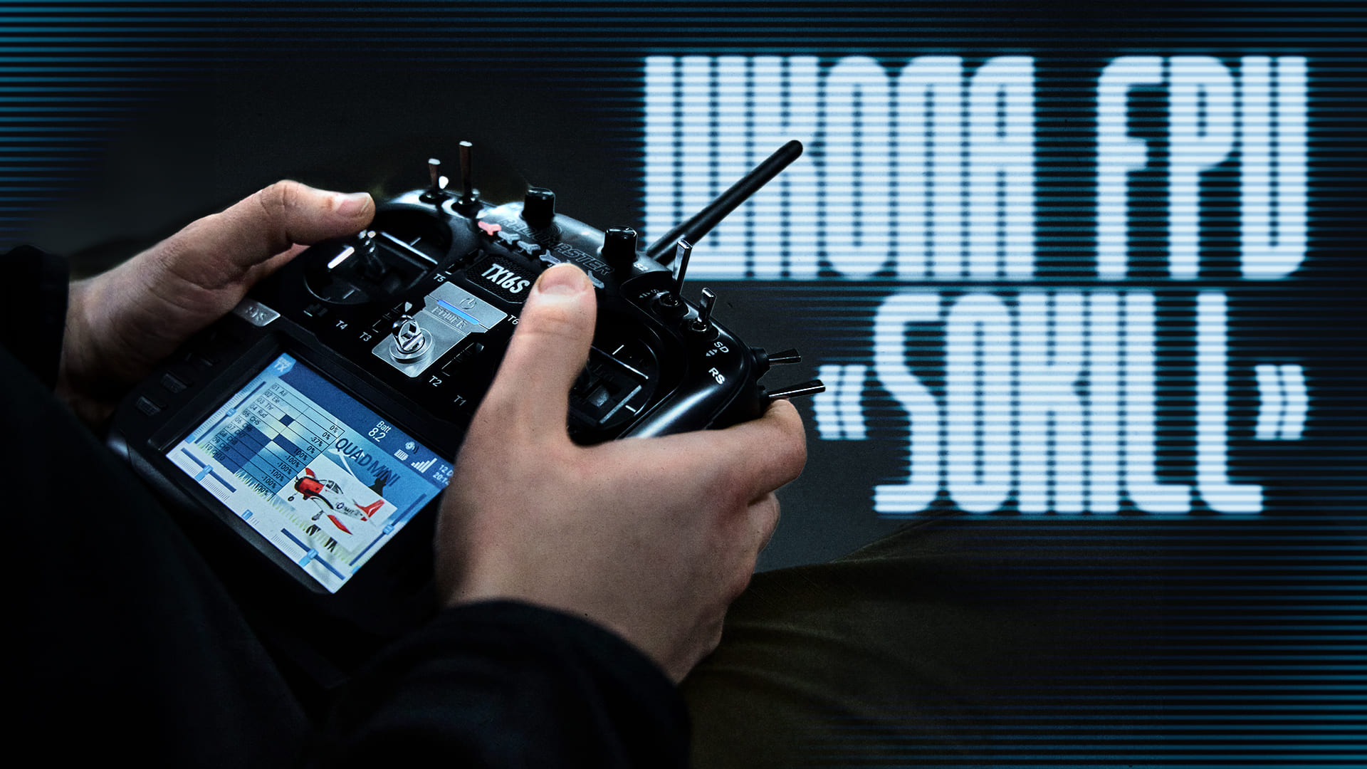 Пульт керування дроном в руках, напис "Школа FPV Sokill"