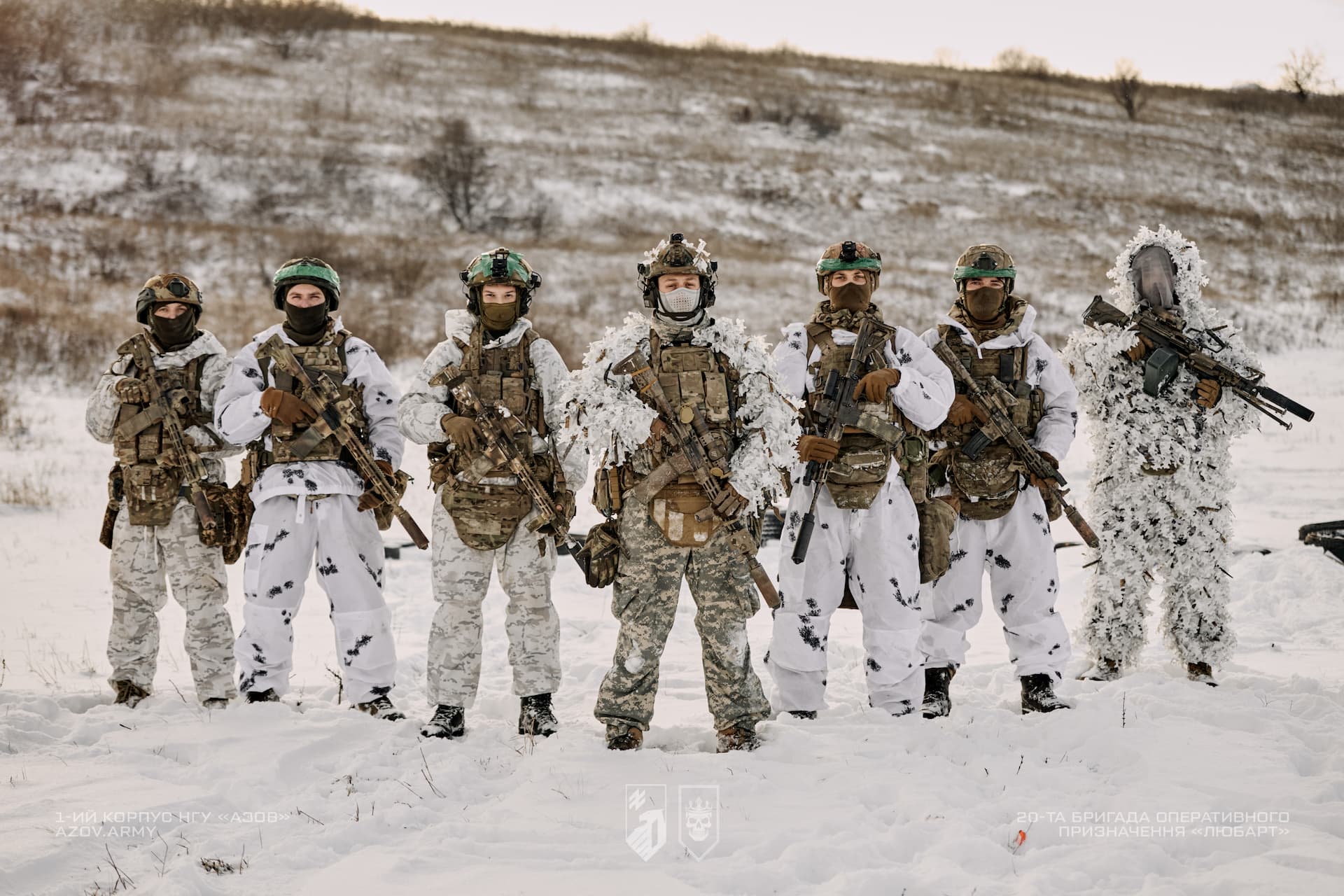 Військовослужбовці в зимовому екіпіруванні зі зброєю