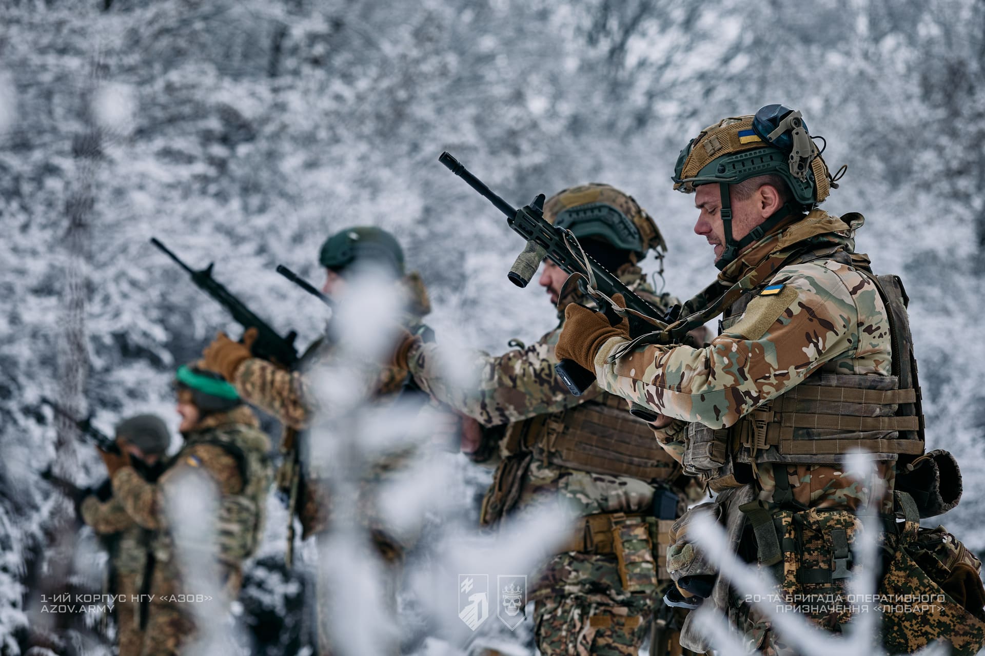 Військовослужбовці на зимовому полігоні заряджають зброю