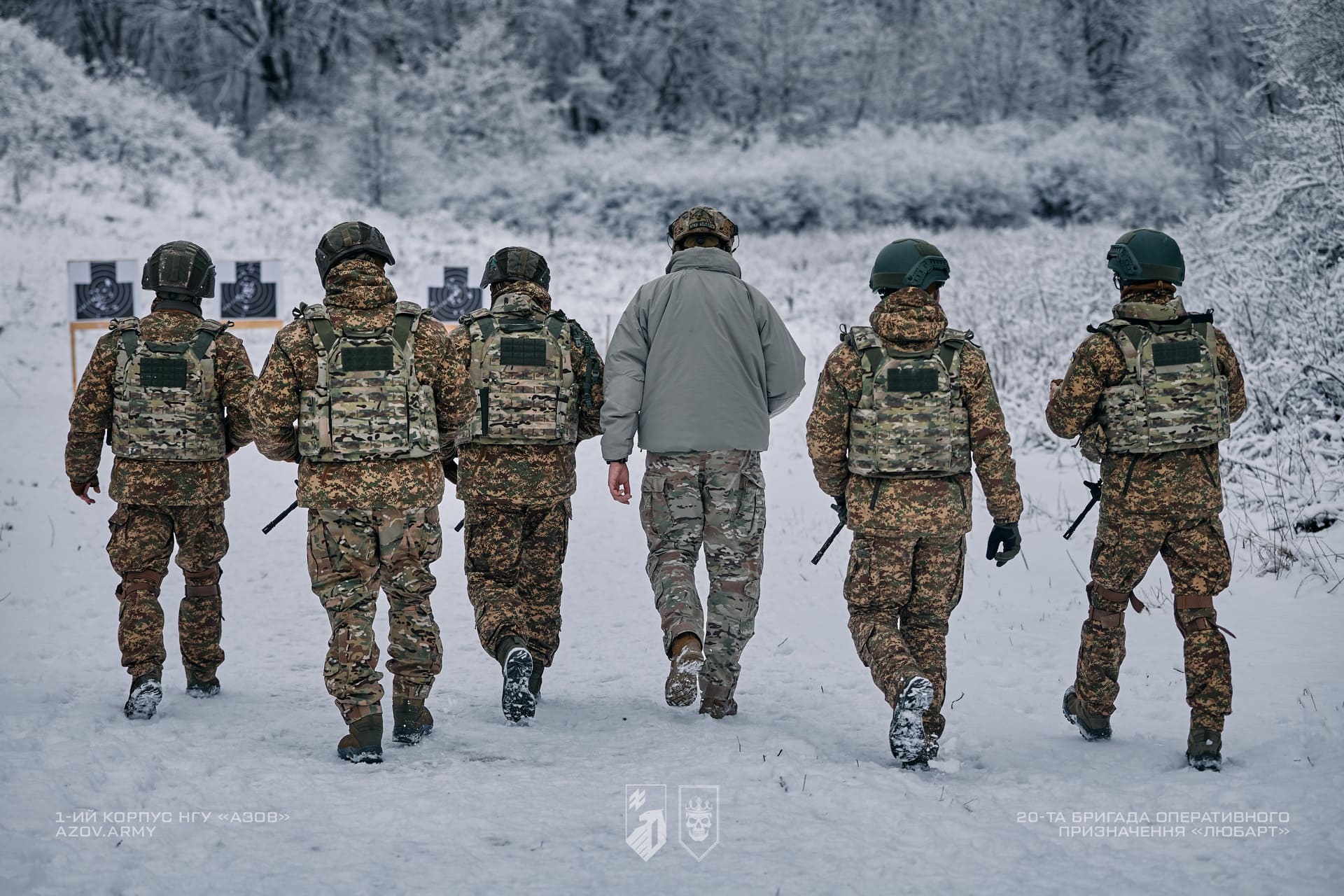 Військовослужбовці та інструктор на зимовому полігоні підходять до мішеней