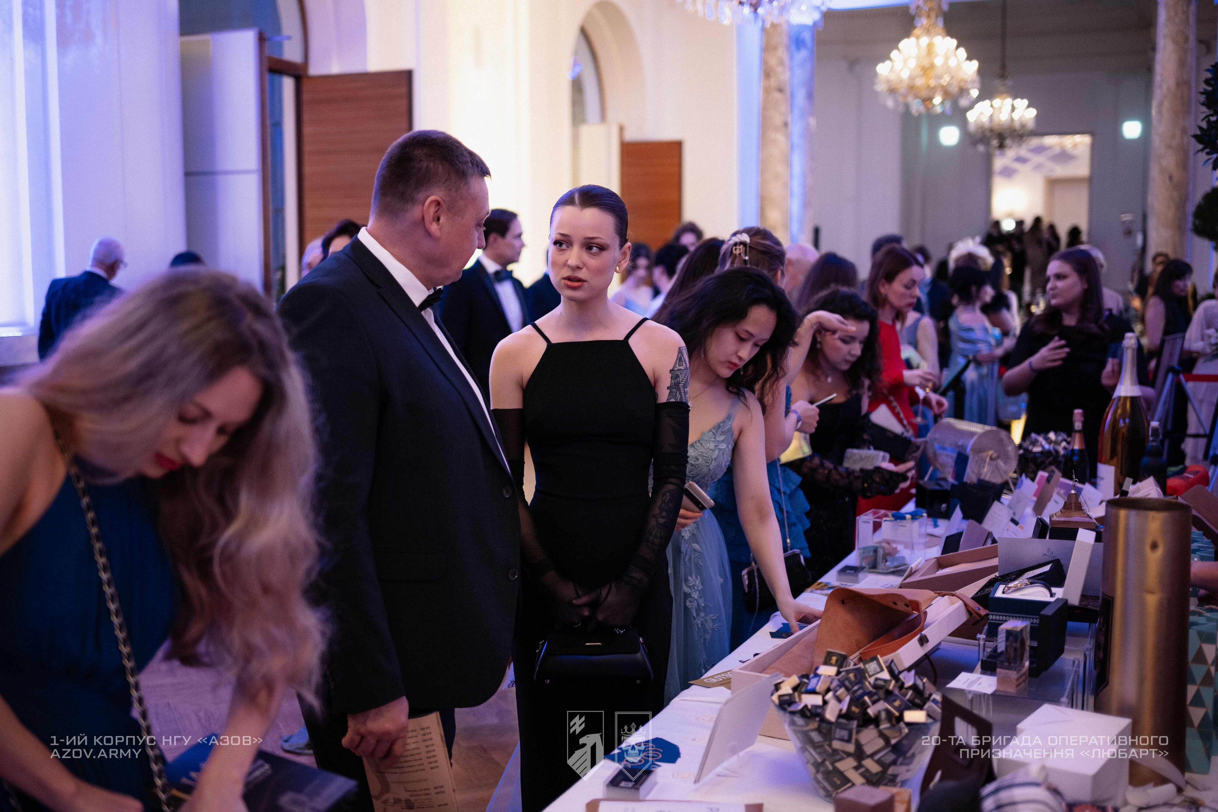 Гості благодійного балу розглядають лоти 20-ї бригади «Любарт»