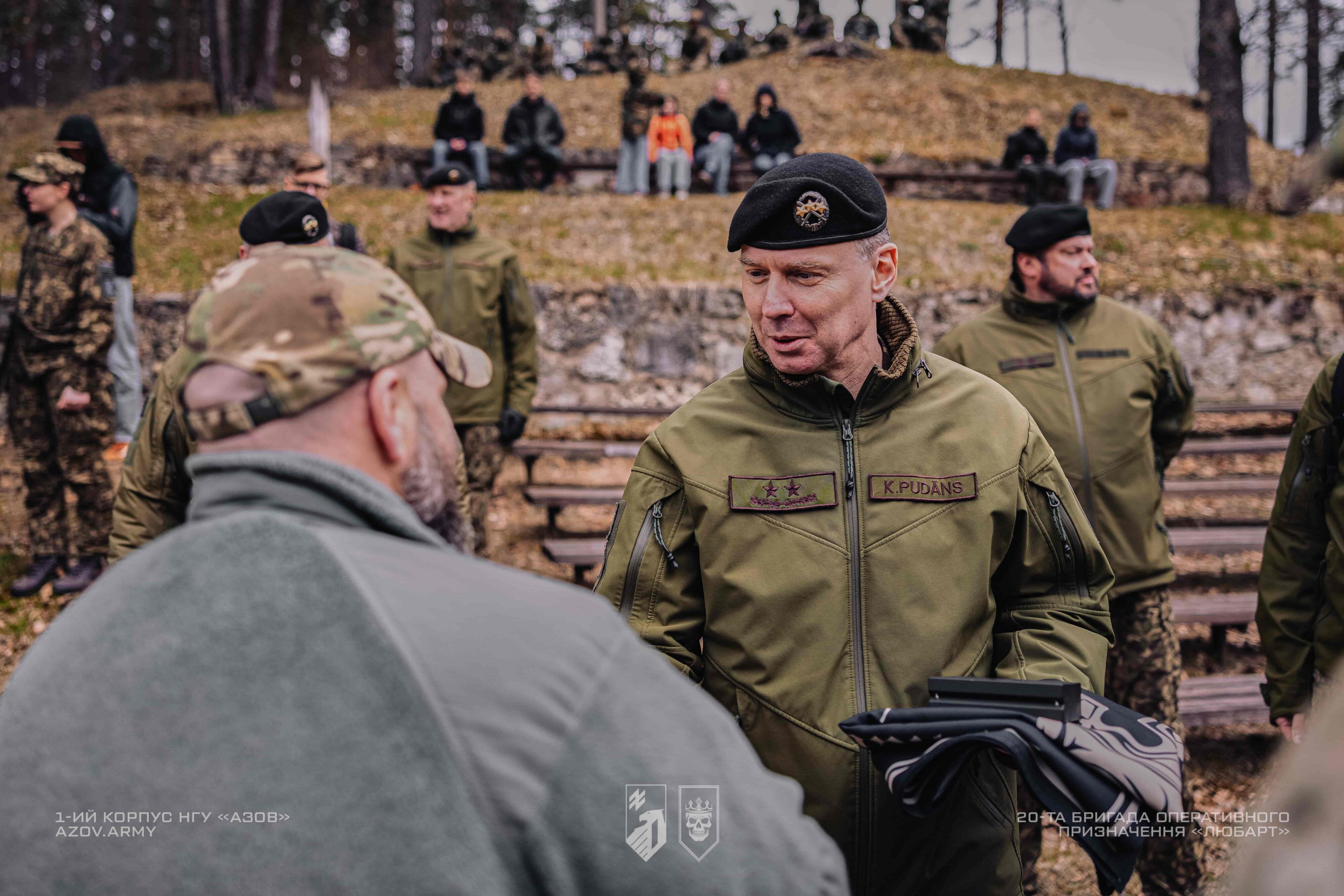 військовий спілкується з іншим під час збору на відкритій локації
