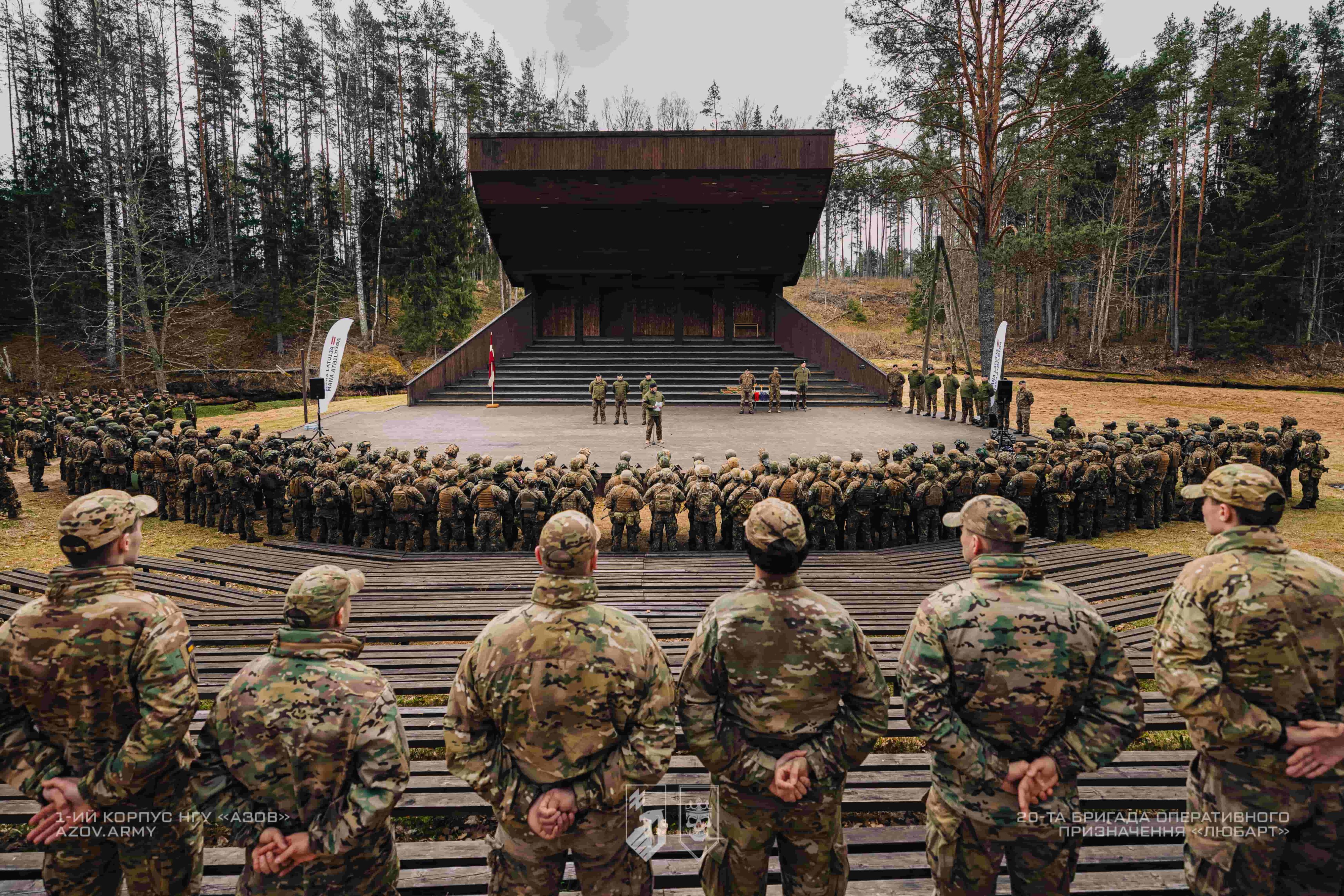 велике шикування військових перед сценою на відкритій території
