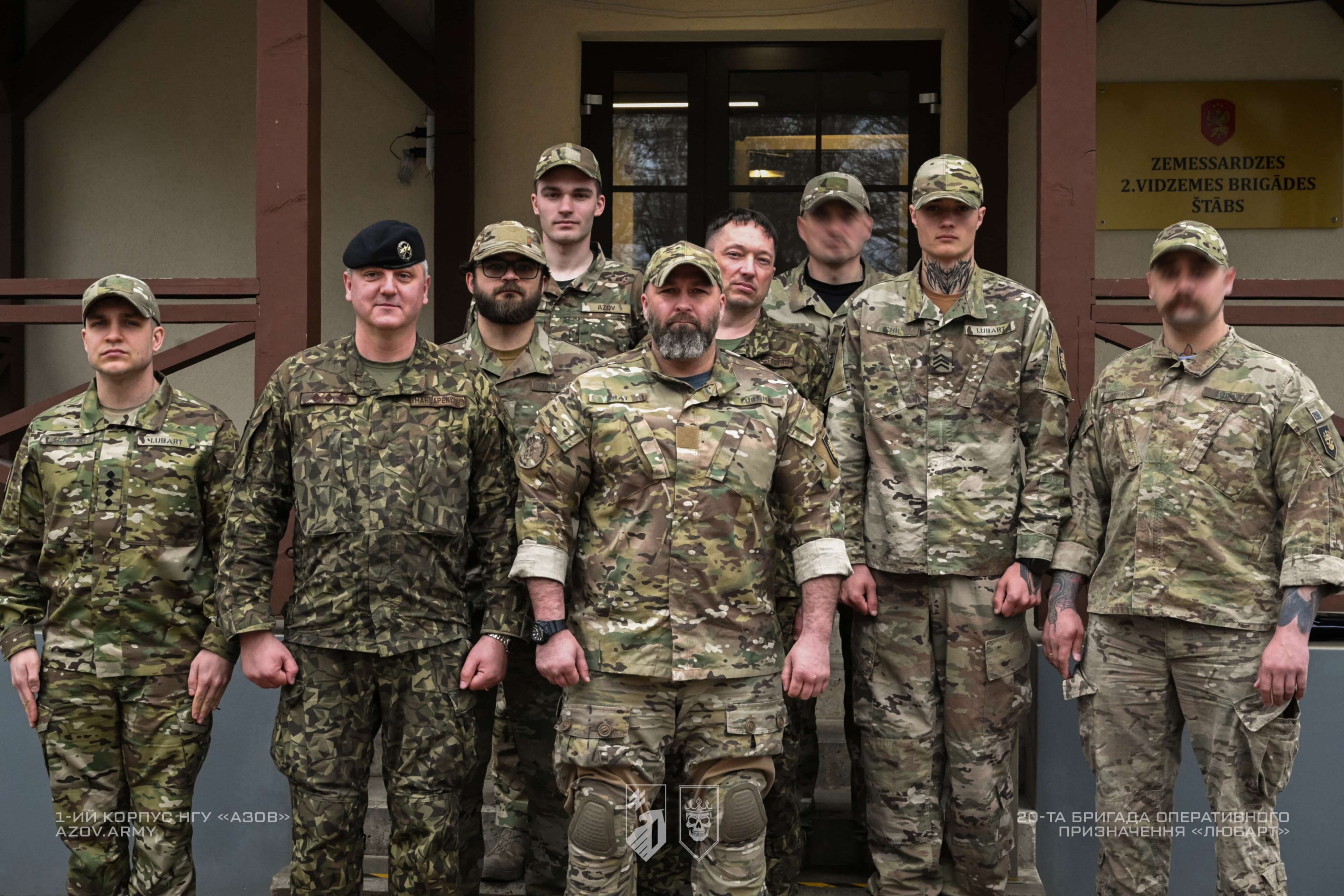 групове фото військових перед будівлею