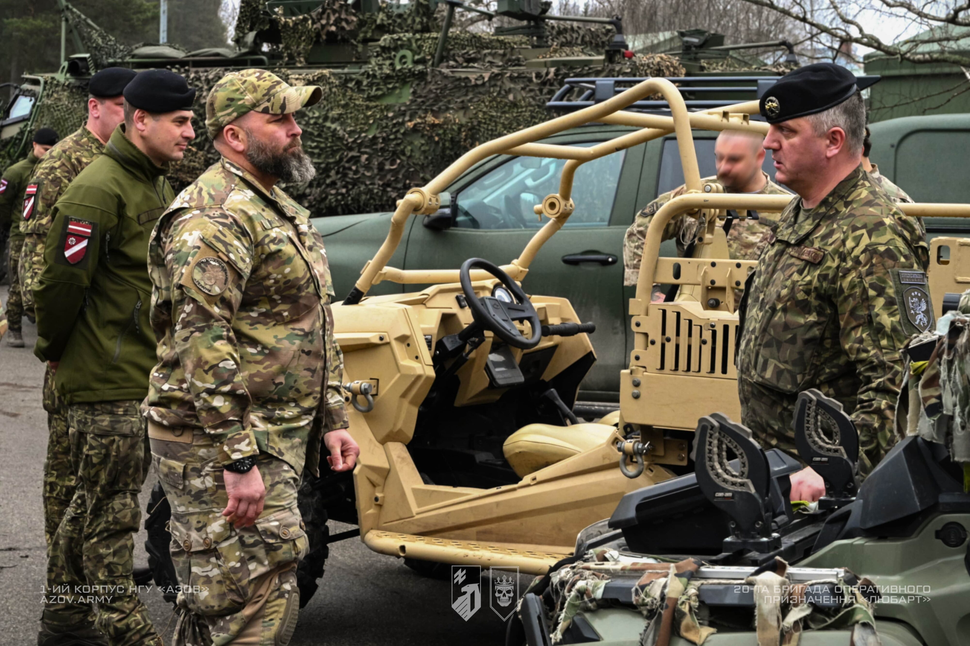 військові поруч із військовою технікою під час огляду та розмови