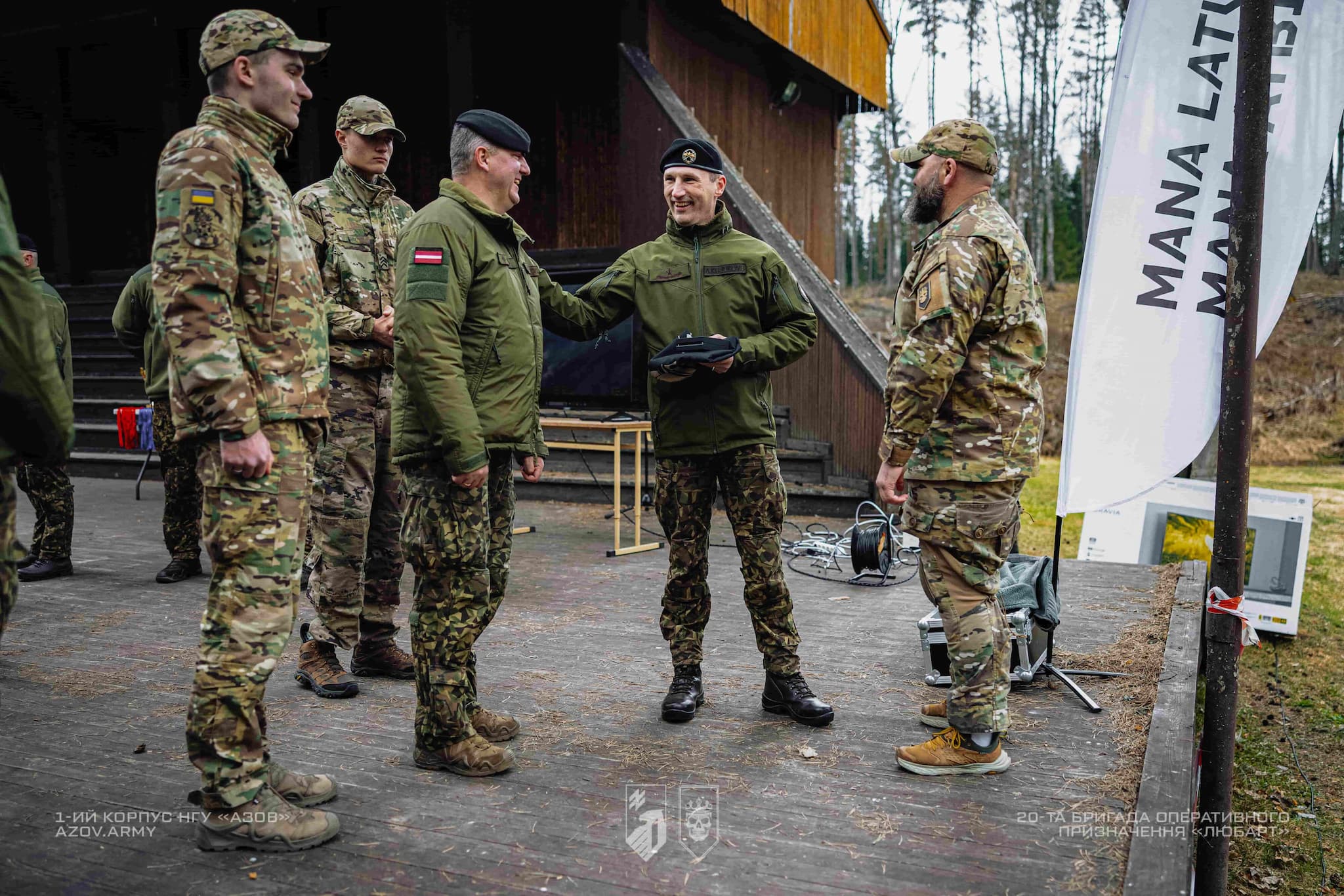 військові спілкуються під час зустрічі біля сцени на відкритому майданчику