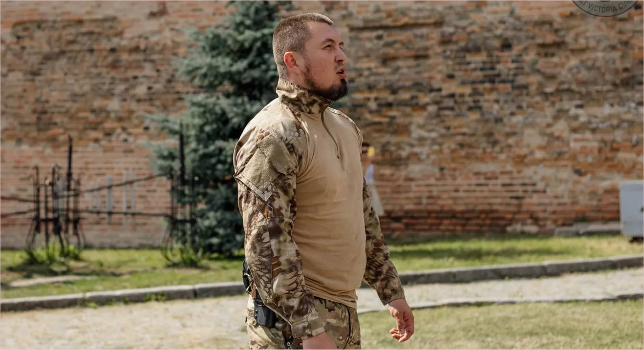 До повномасштабної війни Вадим Крикун був приватним підприємцем, займався охоронною діяльністю та очолював власну охоронну фірму. Важливо, що майже весь колектив компанії нині служить разом із ним у підрозділі. Позивний «Янкі» має ультрасівське походження та пов’язаний із персонажем культового фільму «Хулігани Зеленої вулиці». У 1998–2001 роках Вадим проживав у Сполучених Штатах Америки, тож після повернення в Україну, ще з 16 років, це ім’я закріпилося за ним у фанатському середовищі.