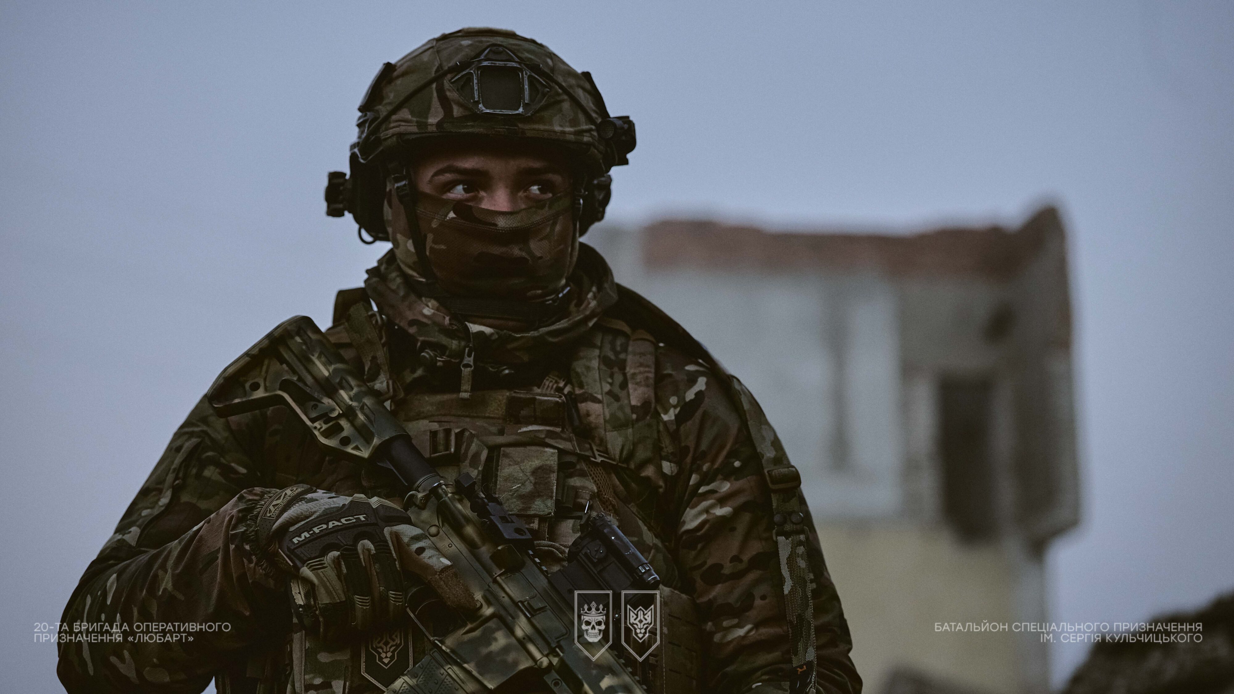 Піхотинець батальйону Кульчицького зі зброєю на бойовій позиції