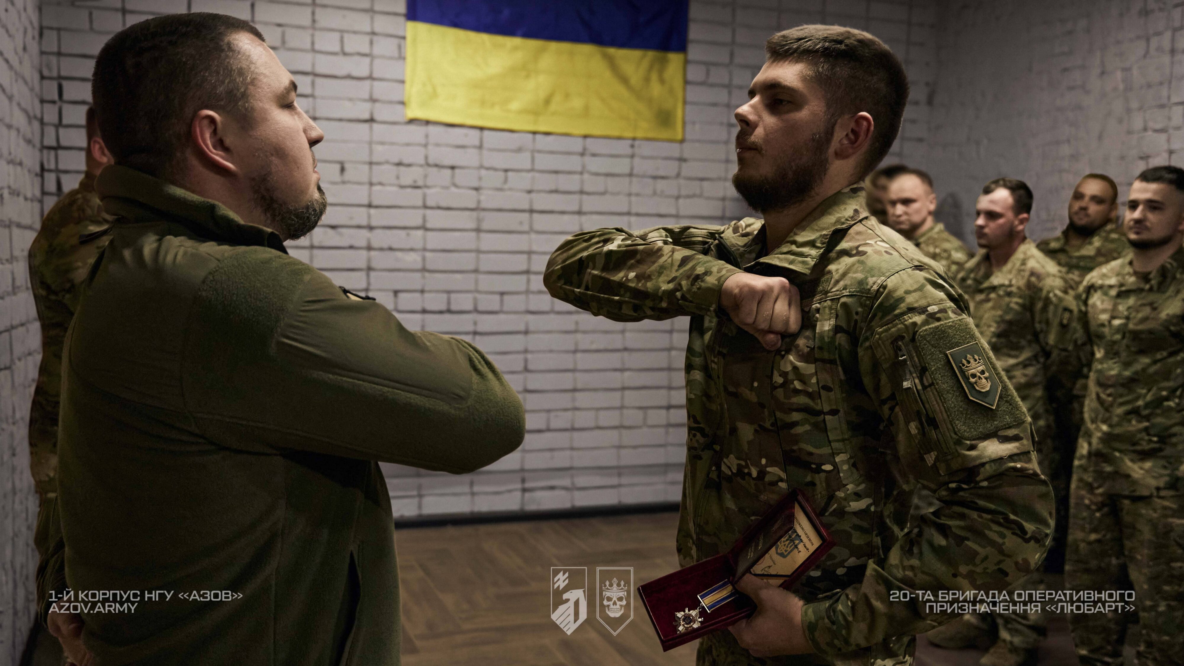 Військовослужбовець отримує нагороду під час церемонії