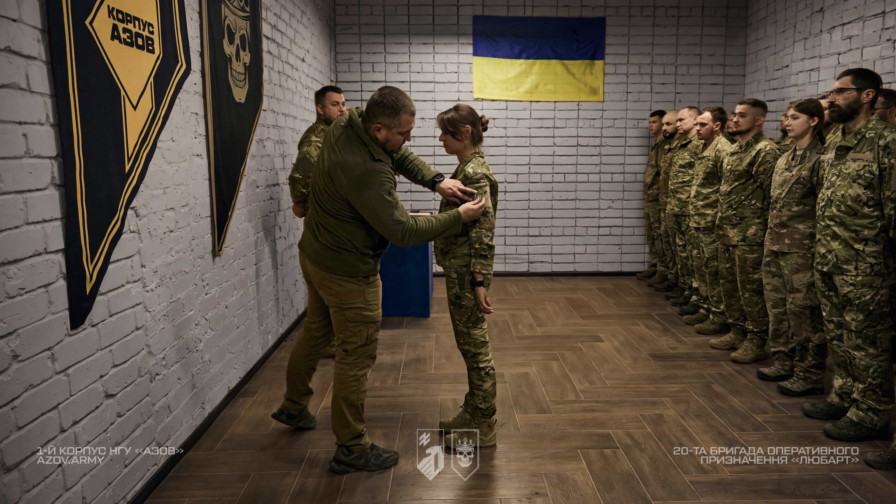 Військовослужбовиця отримує бригадну відзнаку