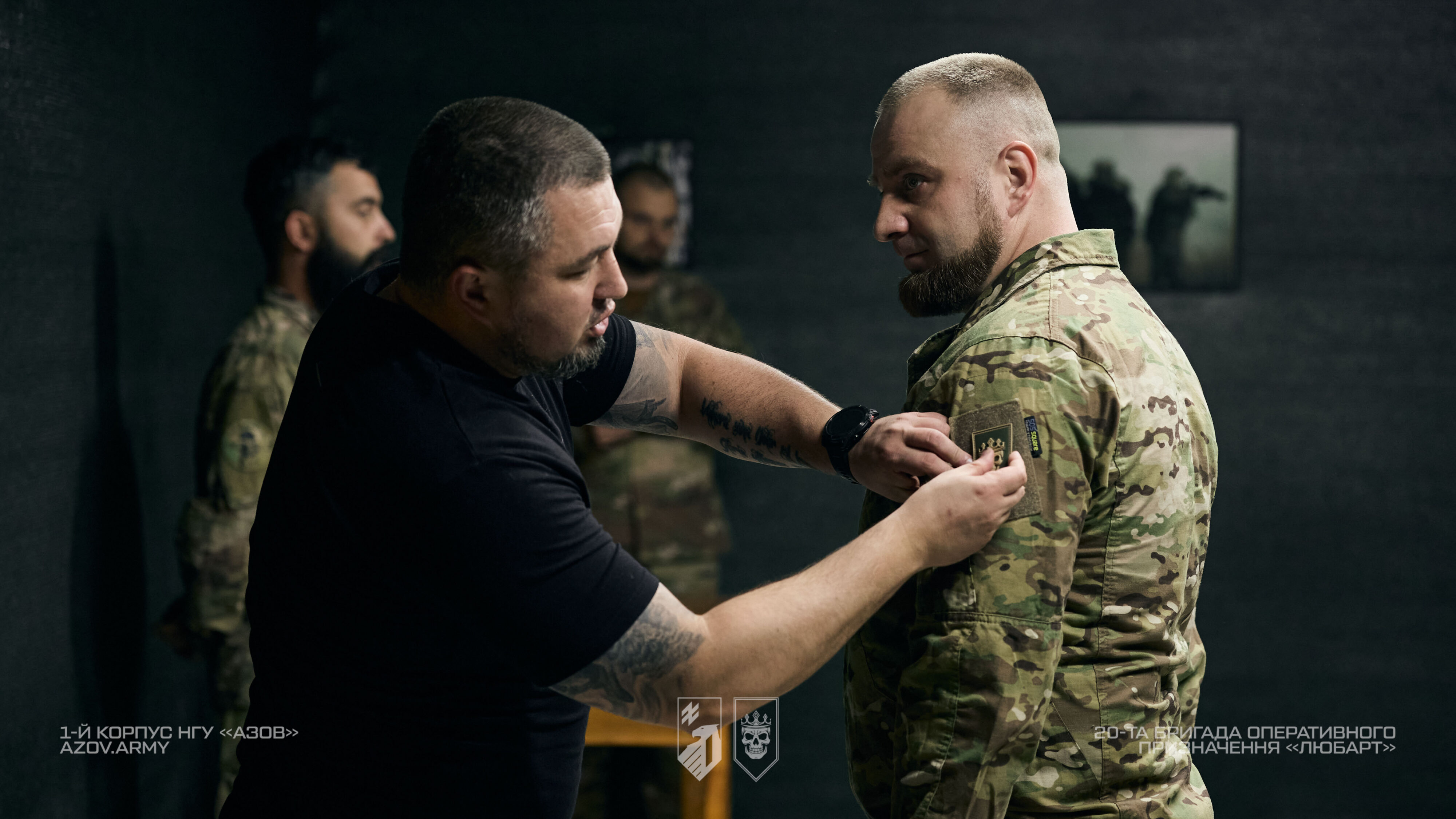 Військовослужбовець отримує бригадну відзнаку