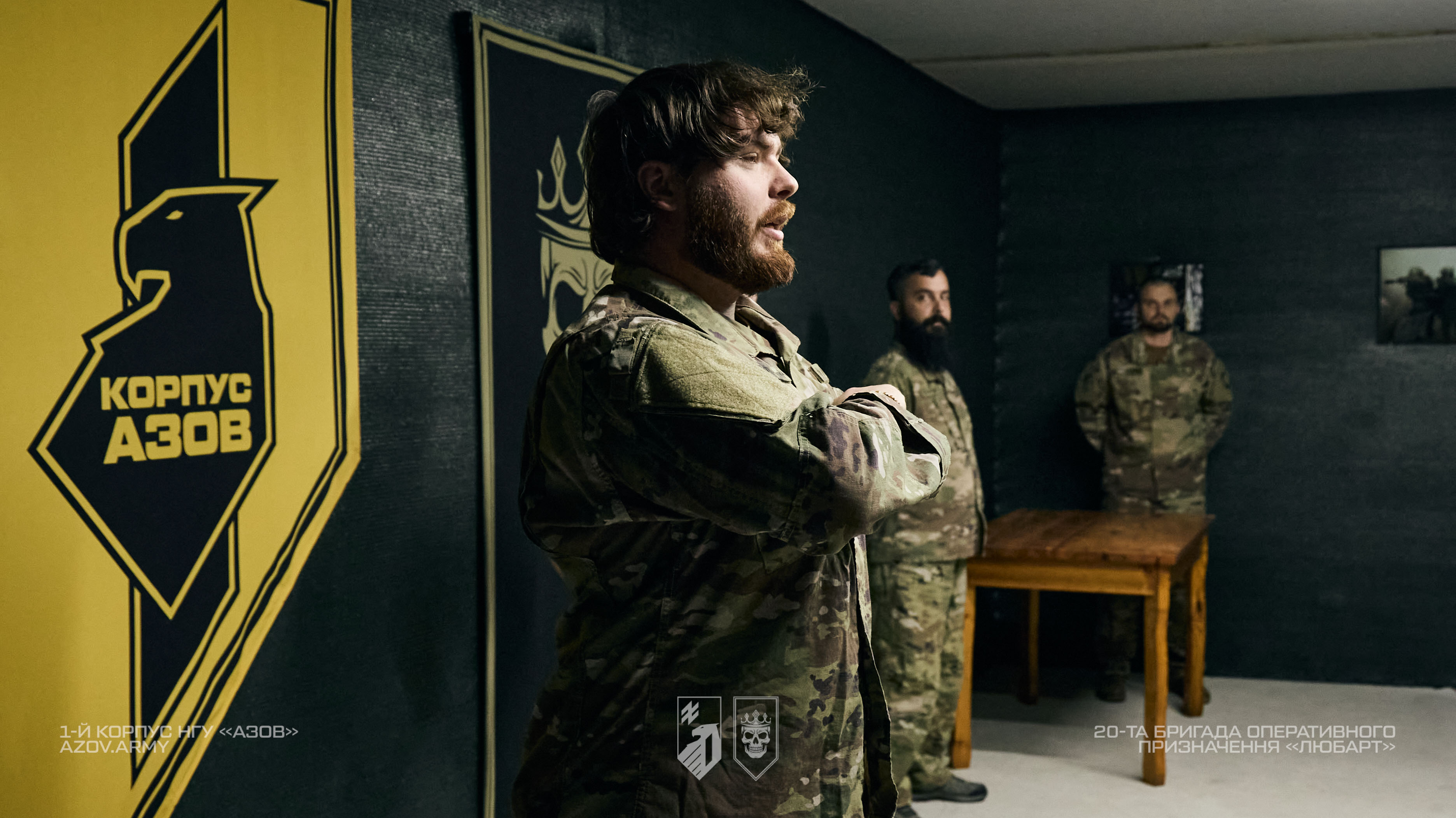 Військовослужбовець виступає під час церемонії нагородження